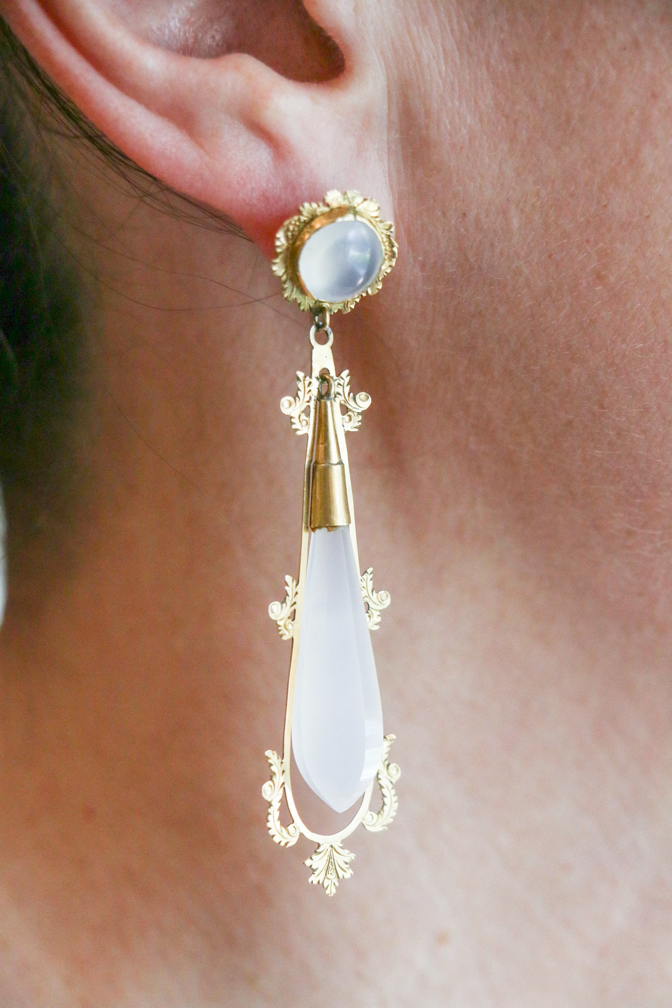 Vintage 18k Yellow Gold Carved Agate Earrings